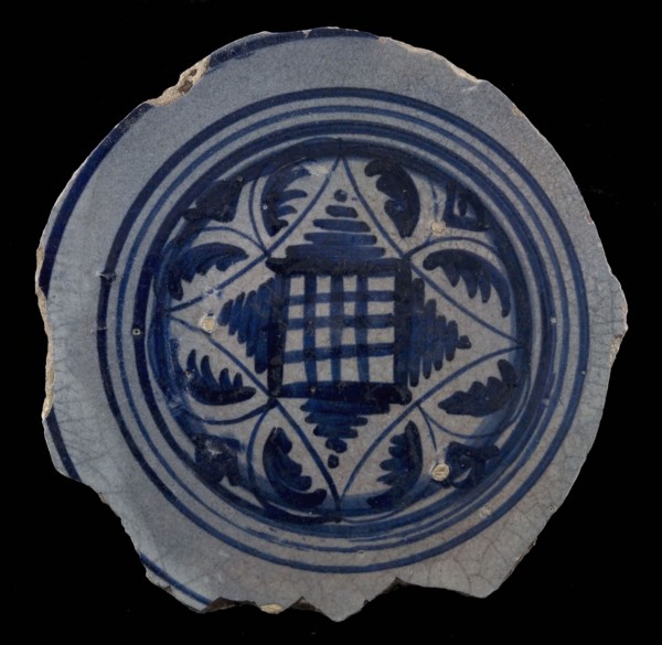 Fragment majolica dish, blue on white, four-sided ground surface with brushstroke motif, plate crockery holder soil find ceramic