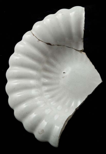 Fragment faience pleated plate, white tin glaze, double row with many folds, folding dish plate crockery holder soil find