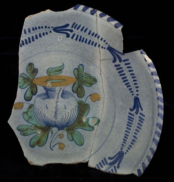 Fragment majolica dish, polychrome, fruit with protruding funnel?, plate crockery holder soil find ceramic earthenware glaze