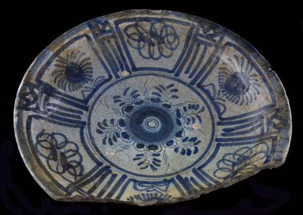 Majolica plate, blue on white, in the middle rosette, Chinese tape band in Wanli, plate dish tableware holder earth discovery