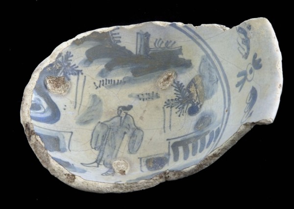 Fragment majolica bowl, blue on white, Chinese motifs with Chinese in kimono, papkom? bowl crockery holder earth discovery