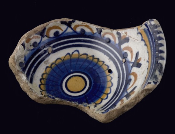 Fragment majolica bowl, yellow, orange and blue on white, rosette on the middle, cable edge, pap bowl bowl crockery holder soil