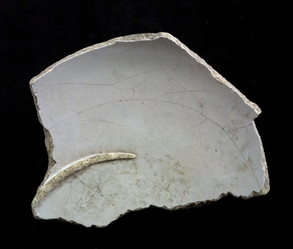 Fragment majolica dish, white glaze, baked edge on top, baking fault, plate dish crockery holder earth discovery ceramics