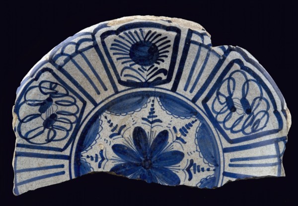 Half majolica dish, blue on white, stylized flower on mirror, rim in Wanli style, dish crockery holder earth discovery ceramics