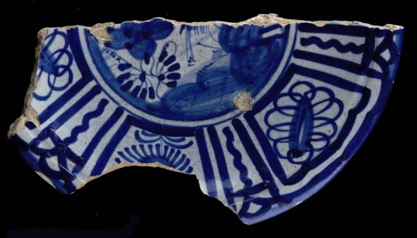 Fragment majolica dish, blue on white, Chinese garden and border in Wanli style, dish tableware holder earth discovery ceramics
