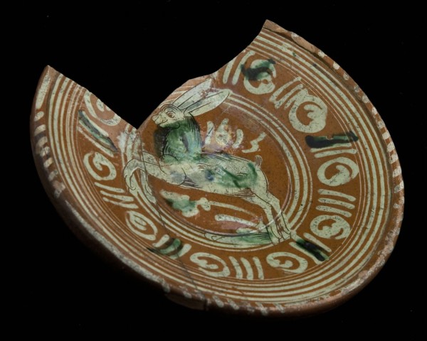 Werra plate, mirror decor jumping hare, decorated in sludge technique and sgraffito, dated 1615, plate crockery holder soil find