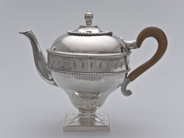 Silversmith: Douwe Eysma, Silver teapot with wooden handle, inverted pear-shaped belly decorated with lance-shaped leaf motifs