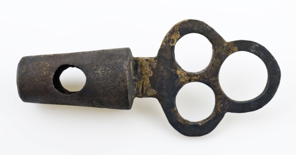 Copper stopper with handle in the form of tripod, stop closure part soil find bronze metal, die-cut sawn Black with yellow-metal