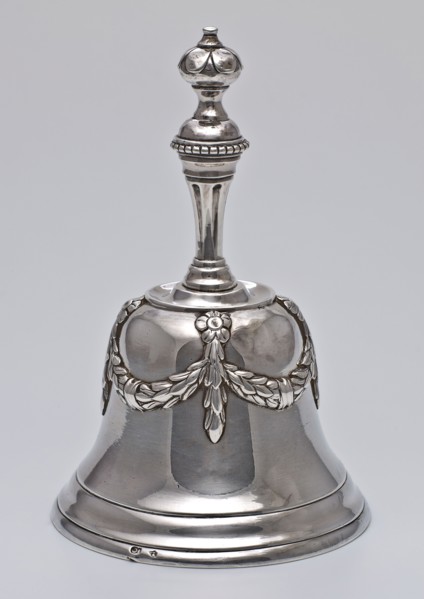 Silversmith: Douwe Eysma, Silver bell-shaped handbell with leaf garlands, handbell sound device silver, molded appliqué bell