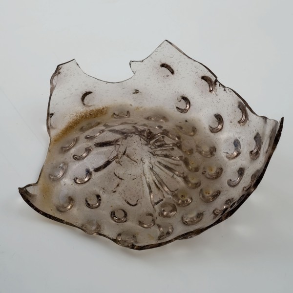 Bottom with nubs of white drinking cup, drinking cup drinking vessel holder soil find glass, archeology Rotterdam City Triangle