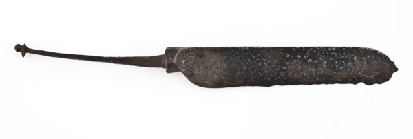 Blade of table knife to point rounded back with long sting with on end knob with knob plate of brass, blade knife cutlery soil