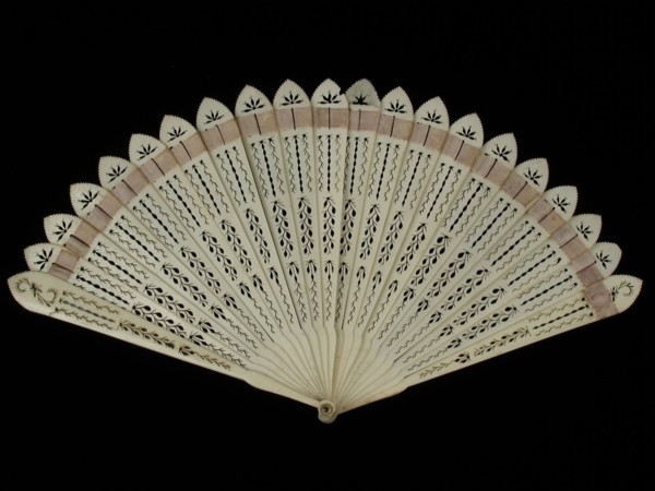 Brisé fan, leaf and legs of cut bone with stylized tendril motifs, briselint of lilac satin, wiséwaaier range clothing