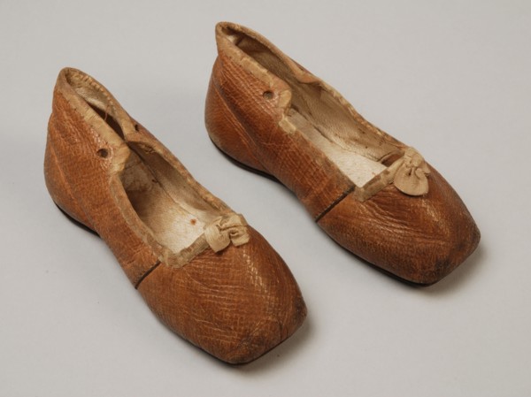 Baby shoes in beige leather, low model with straight nose, edges with ribbon border, lacing, shoe footwear baby clothing