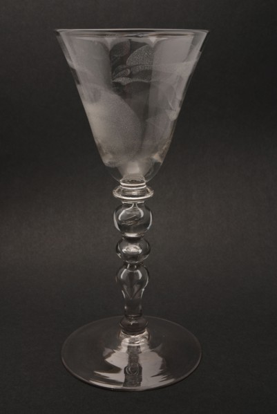 Engraver: Frans Greenwood (1680 - 1763), Chalice with orange-apple in dot engraving and F. Greenwood fecit 1747, drinking glass