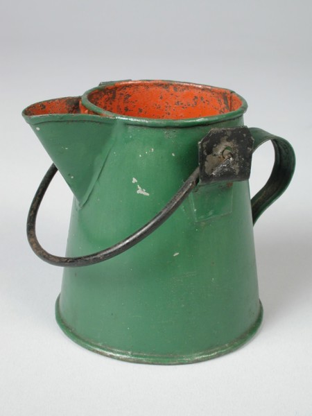 metal worker: Gresnich, Green painted tin miniature water jug, water jug crockery holder miniature toy relaxant model metal