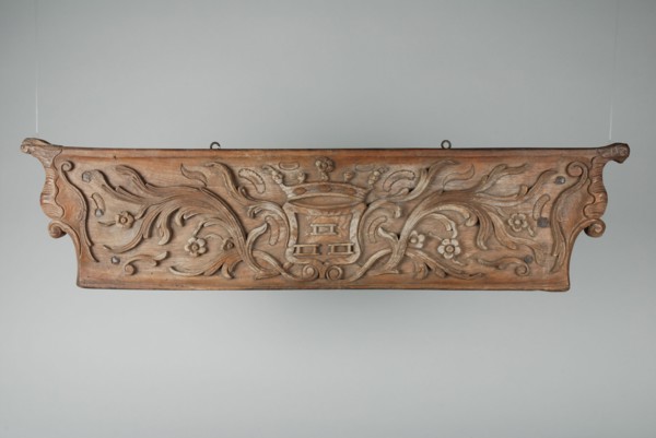 Wooden ornament with coat of arms and floral motifs, part of car, ornament part wood carving sculpture sculpture wood metal iron