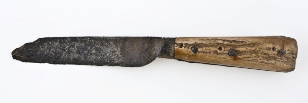 Knife with straight blade, with pointed end and legs, knife cutlery soil find iron bone metal, archeology underground pit