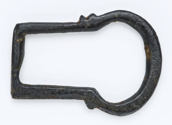 Metal buckle without middle post, in the form of keyhole, buckle fastener component soil find copper metal, archeology