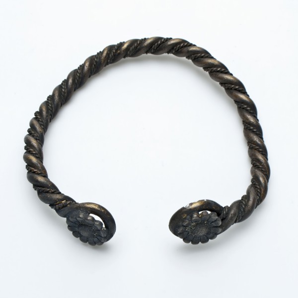 Bracelet of twisted wire with rosette at both ends, omega-shaped, bracelet jewelry clothing accessory clothing soil find silver