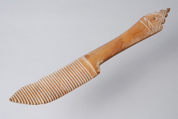 Leg cut butter spatula with ribbed blade and bent tip, butter knife knife cutlery soil find leg, sawn cut drilled Knife cut