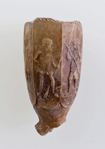 Boudewijn Claris of Jacob Claris, Clay pipe, marked, with soldiers embossed on the boiler, clay pipe smoking equipment smoking