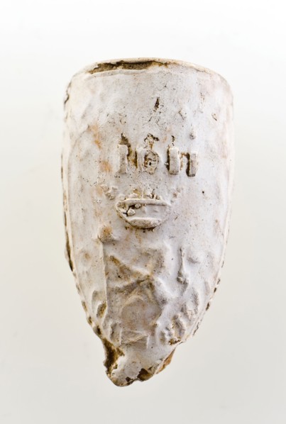 Johannes de Hoog?, Clay pipe, marked, in relief decorated with windmill and lion in Dutch garden, clay pipe smoking equipment
