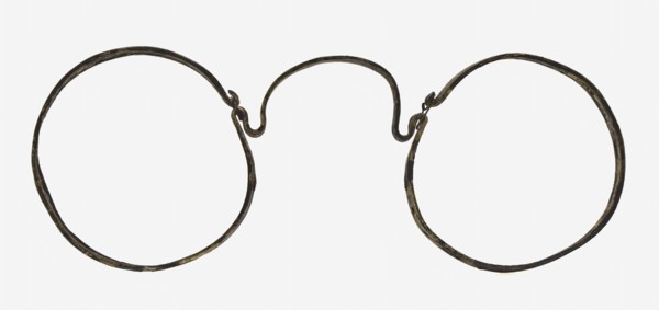 Frame of round glasses, of curved copper wire, squeeze glasses eye lens soil find copper metal, pulled curved frame