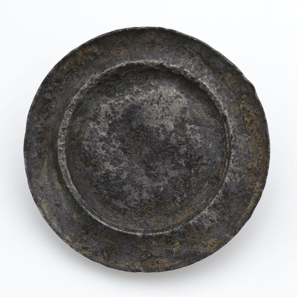 Andreas van Duyveland, Pewter toy plate with wide stand and narrow edge, marked, plate crockery holder toy relaxant miniature