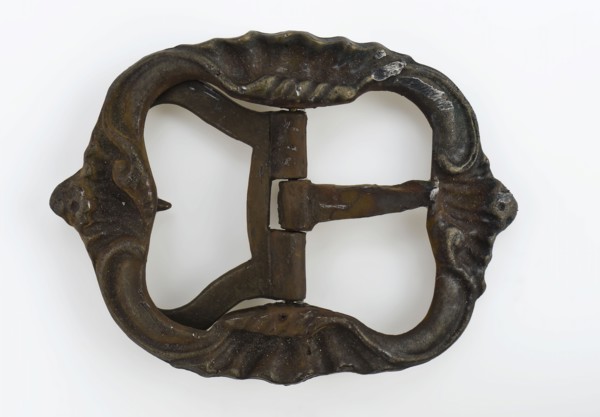 Buckle with rounded corners and curling motifs on all sides, double braces and sting, buckle fastener component ground find