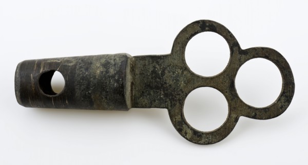 Marked, copper stopper with handle in the form of tri-pass, stop closure part soil find copper bronze metal, Yellow-gray metal