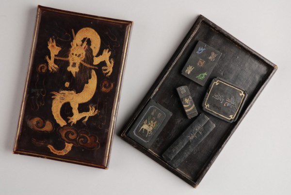 Box Japanese lacquerware with golden dragon, contains five blocks of Indian ink, from archive chest Van der Werff, box wood