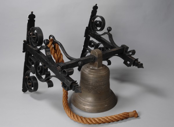 Gerrit Bakker, Bell with loud bar, lever with rope and two wrought iron hangers, bell clock clock sound brass brass total, total