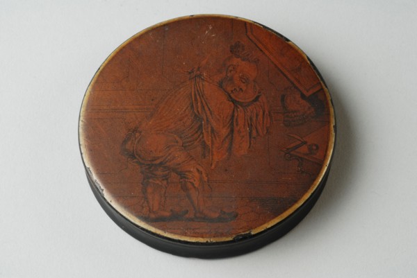Snuffbox with an image of man who washes and shaves, snuffbox holder wood paint lacquer, Snuffbox. Disc-shaped. Painted or