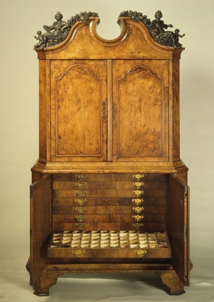 Simplicity cabinet Rotterdam surgeon's guild, with two separate figures on the hood: Hygiaea and Flora, simplicity cabinet