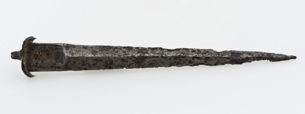 Blade of dagger with double-edged blade of kidney dagger with two ring-tube ornaments at the heel of the blade, kidney dagger