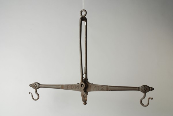 P.d.M., Black iron equator with ornamentation and on the arms PDM 1732, equator balance scale weighing instrument measuring
