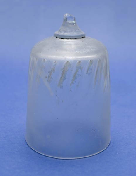 Fragment of stem and calyx of chalice, drinking glass drinking utensils tableware holder soil find glass, handblown cut Fragment