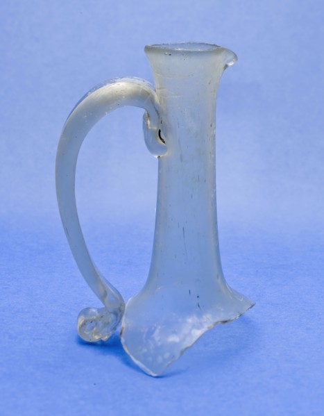 Fragment of shoulders, neck, mouth, pouring lip and handle of pouring bottle, bottle holder soil find glass, free blown