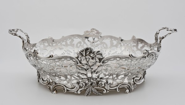 Silversmith: Rudolph Sondag, Silver open-worked bread basket, bread basket holder silver, sawn engraved mold Oval shape openwork