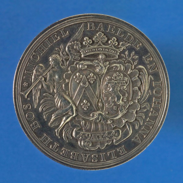 Nico van Swinderen, Medal on the 25th wedding of Michiel Baelde and Johanna Elizabeth Bos, wedding penny medal silver, two coats