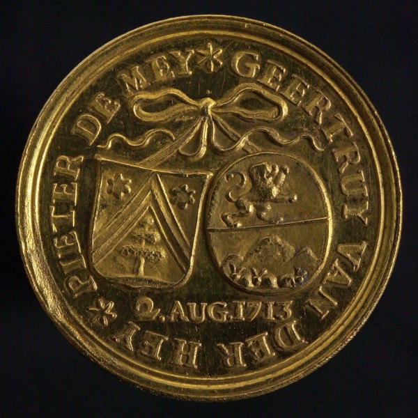 Medal on the 50-year marriage of Pieter de Mey and Geertruy van der Hey, wedding medal medal gold medal 2,4 db, two coats