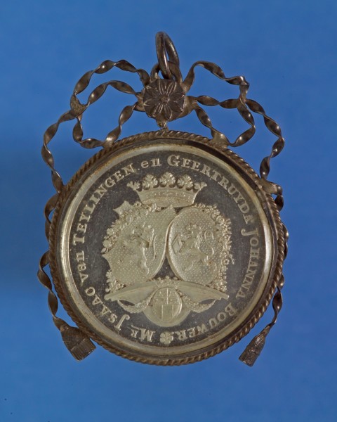 Wedding medal as pendant, from Mr. Isaac van Teylingen, mayor of Rotterdam, and Geertruyda Johanna Bouwer, wedding medal