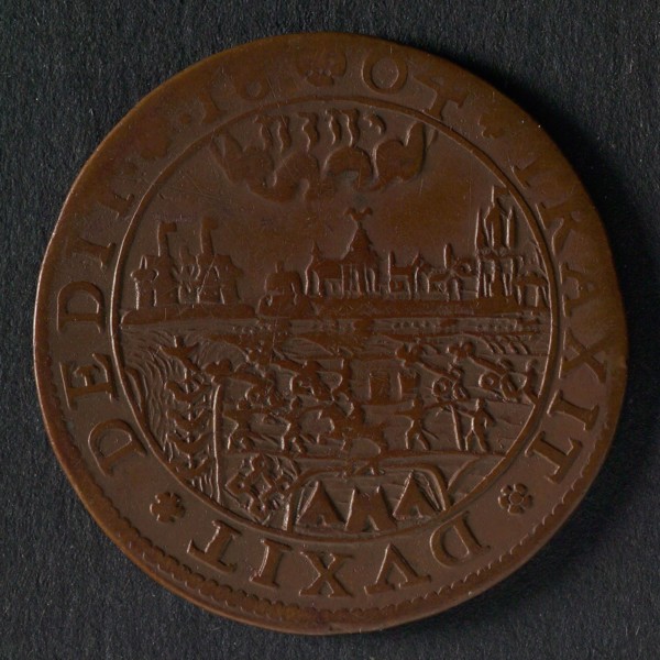 Medal on the conquest of Sluis by Prince Maurits, jeton utility medal medal exchange buyer, view of besieged city in the clouds