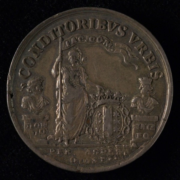 Medal of Gouda, tool medal penny identification carrier silver, city virgin with crowned city arms between the busts of Floris V