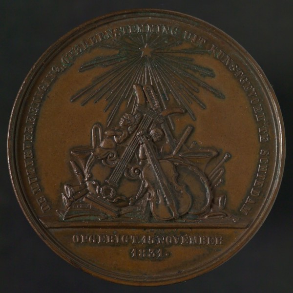 medallion bronze bronze medals 4,0, group of musical instruments composed of lyre guitar violin or violoncel waldhoorn timpani
