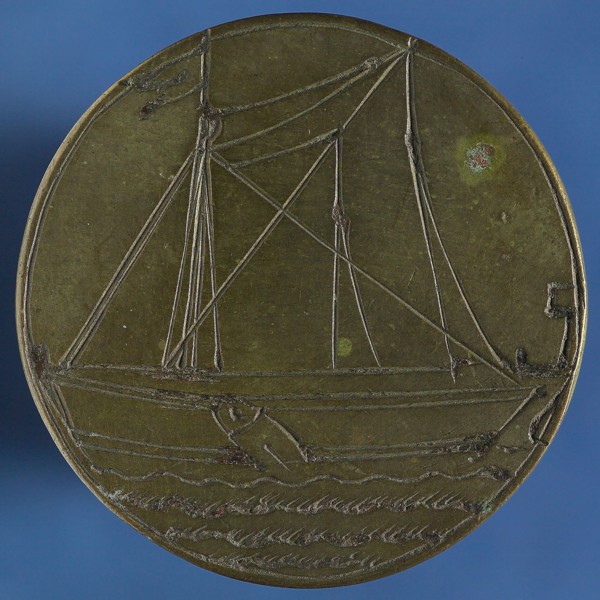 Medal der Kleinschippers in Rotterdam, no. 57, guild penny penning identification bearer brass, sailing ship sailing to the left