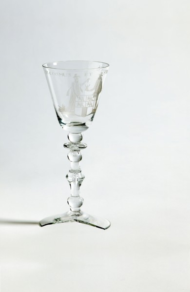 Chalice glass engraved with coat of arms of Rotterdam, two doctors and inscription St Cosmus et St Damianus, wineglass drinking