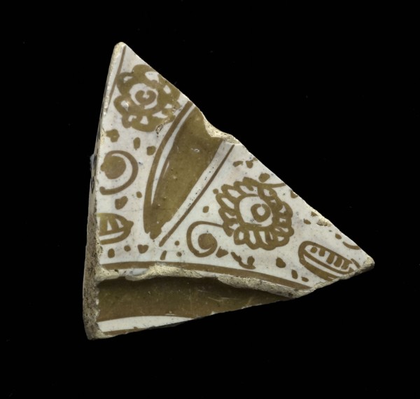 Shard of majolica dish with gilt decoration on white ground, dish crockery holder soil find ceramics pottery glaze tin glaze