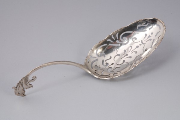 Silversmith: Douwe Eysma, Silver scatter spoon with oval, openwork container, scoop spoon spoon kitchenware silver, sawn