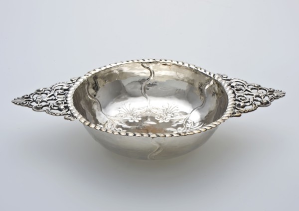 Silversmith: Hendrik van Beest, Silver brandy bowl, brandy bowl bowl holder silver, hammered cast cast engraved Stand ring